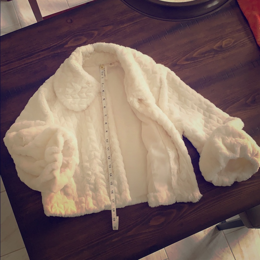 Tacera Faux Fur With Arms - Perfect Condition